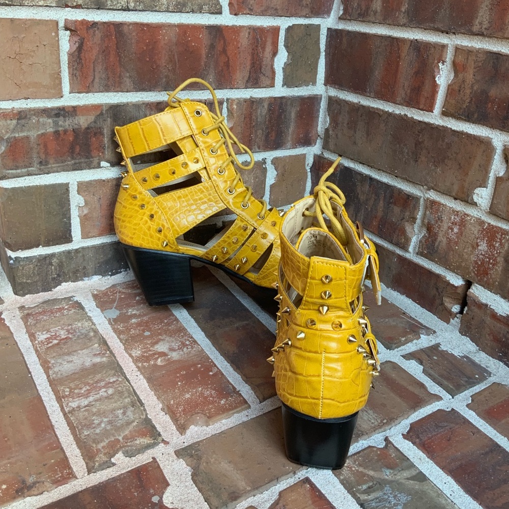 SUPER CUTE 🔥🔥🔥Spike Ankle Booties Mustard - Picture 5 of 5